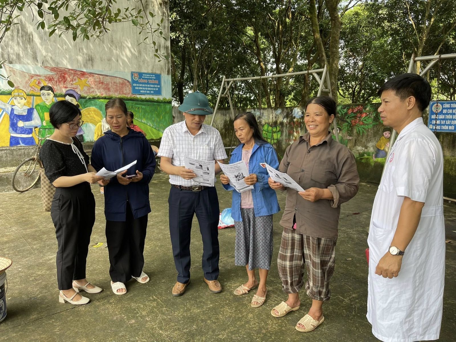 TTYT Tân Yên giám sát, hướng dẫn vệ sinh môi trường, phòng chống dịch bệnh trong và sau lũ tại các xã Quang Trung, Nhã Nam