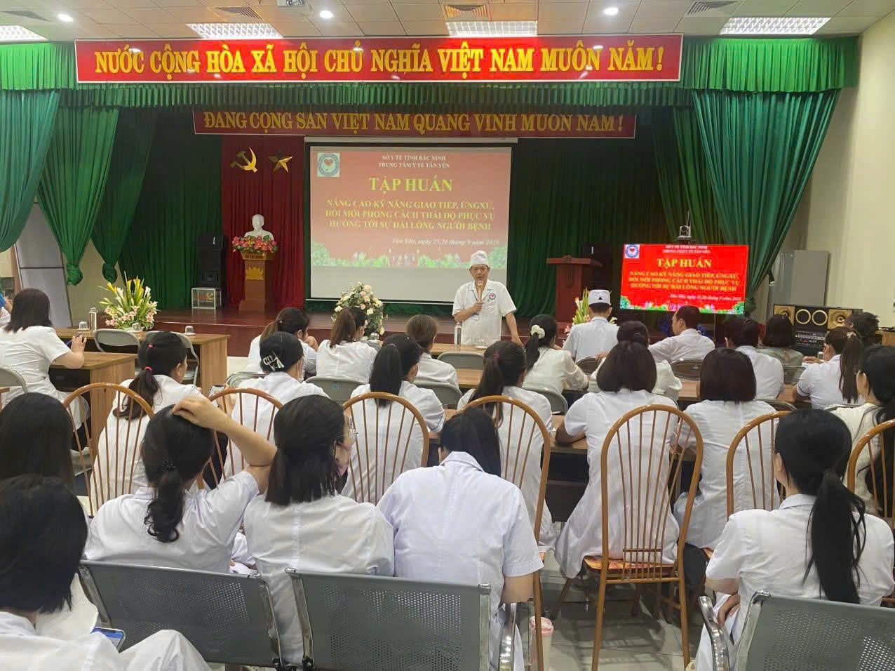 Trung tâm Y tế Tân Yên tập huấn “Kỹ năng giao tiếp, văn hóa ứng xử cho cán bộ, nhân viên y tế