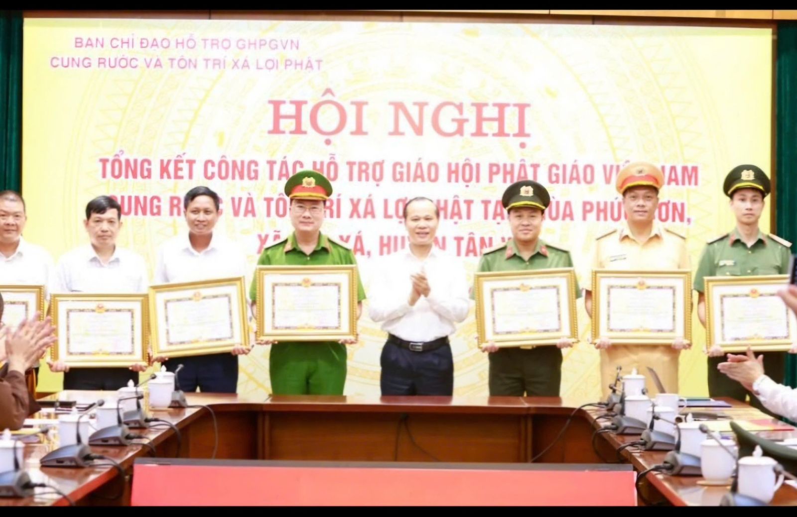 Trung tâm y tế huyện Tân Yên được nhận Bằng khen của Chủ tịch UBND tỉnh Bắc Giang vì có thành tích xuất sắc trong hỗ trợ Giáo hội Phật giáo Việt Nam cung rước và tôn trí Xá lợi Phật tại chùa Phúc Sơn, xã Cao Xá, huyện Tân Yên (Bắc Giang)